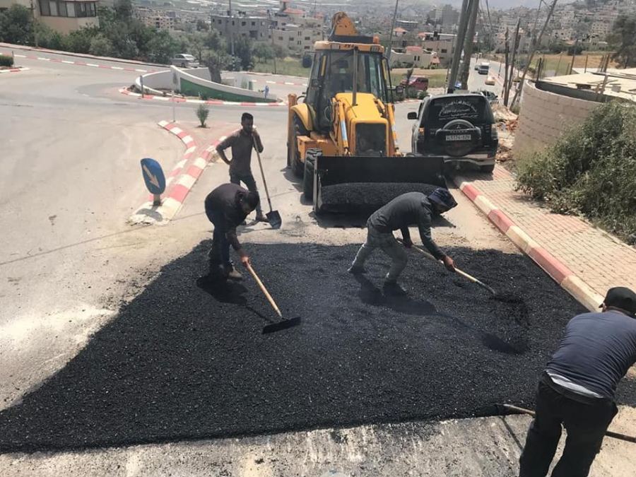 اعمال الصيانة والتزفيت لبعض الشوارع في مدينة طوباس